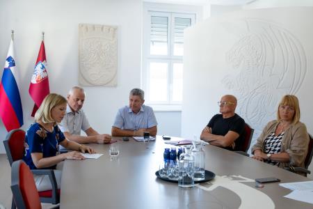 podpis pogodb za gradbeno obrtniška dela za ureditev CDZOM Postojna (3)